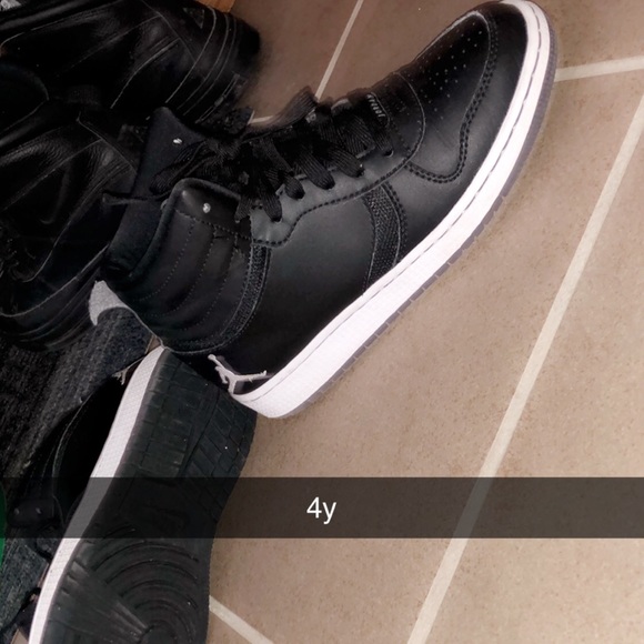 Jordan sneakers 4Y - Picture 1 of 1